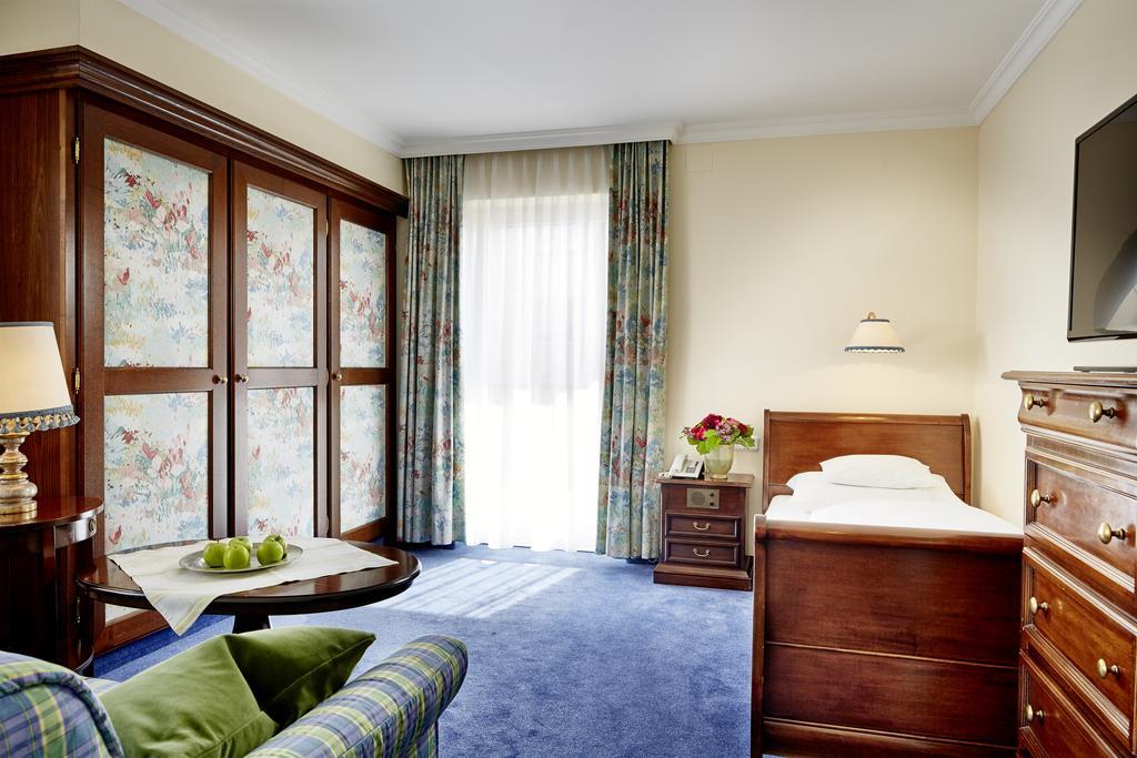 Hotel Hirlanda Zürs 객실 사진